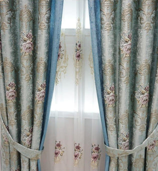 Rideaux élégants bleu avec motifs floraux roses et dorés, parfaits pour ajouter une touche chic à votre intérieur. Ces rideaux luxueux offrent un design raffiné pour embellir votre salon ou chambre. Idéaux pour un décor classique et sophistiqué, ils complètent parfaitement une ambiance élégante et intemporelle.