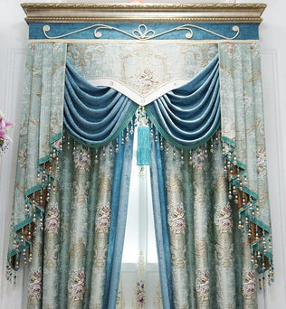 Rideaux élégants et décoratifs pour salon, avec motifs floraux et frange à perles colorées. Design raffiné et classique, idéal pour apporter une touche de luxe à votre intérieur. Ces rideaux sont parfaits pour les espaces de vie sophistiqués.