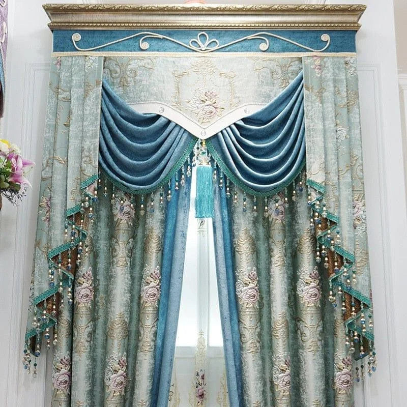 Rideaux élégants et décoratifs pour salon, avec motifs floraux et frange à perles colorées. Design raffiné et classique, idéal pour apporter une touche de luxe à votre intérieur. Ces rideaux sont parfaits pour les espaces de vie sophistiqués.