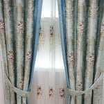 Rideaux élégants bleu avec motifs floraux roses et dorés, parfaits pour ajouter une touche chic à votre intérieur. Ces rideaux luxueux offrent un design raffiné pour embellir votre salon ou chambre. Idéaux pour un décor classique et sophistiqué, ils complètent parfaitement une ambiance élégante et intemporelle.