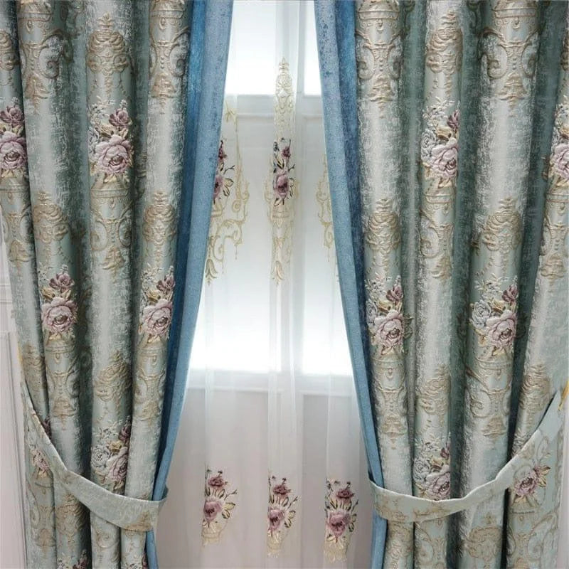 Rideaux élégants bleu avec motifs floraux roses et dorés, parfaits pour ajouter une touche chic à votre intérieur. Ces rideaux luxueux offrent un design raffiné pour embellir votre salon ou chambre. Idéaux pour un décor classique et sophistiqué, ils complètent parfaitement une ambiance élégante et intemporelle.
