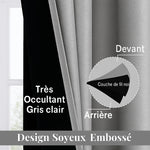 Gros plan sur la composition d’un rideau gris clair très occultant avec couche de fil noir et design soyeux embossé, idéal pour bloquer la lumière.