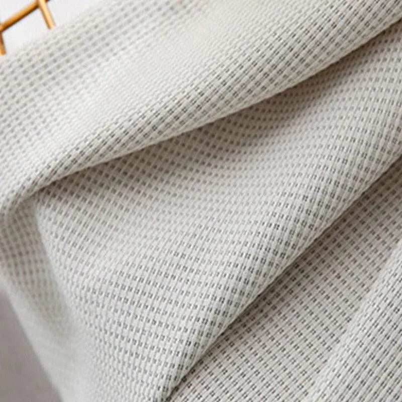 Textile motif à carreaux gris et blancs, idéal pour décoration d'intérieur et créations personnalisées, offrant une touche élégante et moderne à tout espace. Parfait pour divers projets créatifs de couture.