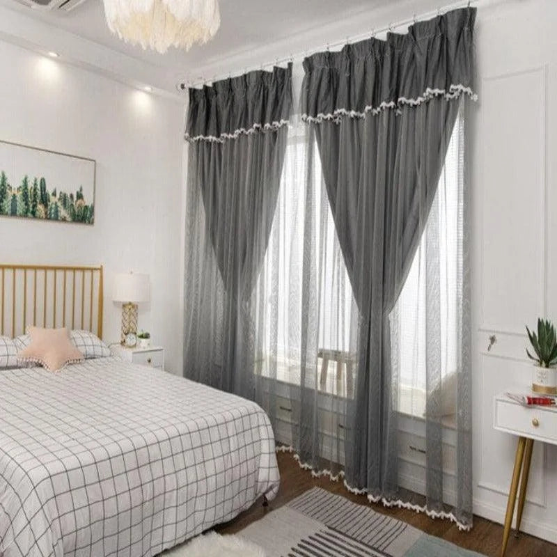 Chambre élégante avec rideaux gris sombres décoratifs et lit confort, ambiance moderne et chaleureuse, idéal pour une décoration intérieure soignée.