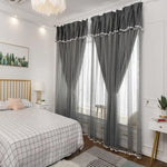 Chambre élégante avec rideaux gris sombres décoratifs et lit confort, ambiance moderne et chaleureuse, idéal pour une décoration intérieure soignée.