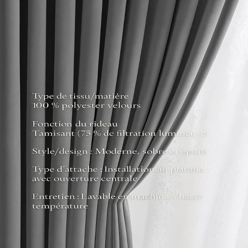 Gros plan sur un rideau en velours gris clair, plissé, installé devant une fenêtre avec un voilage blanc en arrière-plan.