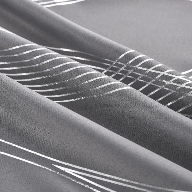 Image d'un rideau gris élégant avec des motifs blancs modernes et géométriques, parfait pour ajouter une touche contemporaine à votre décoration intérieure.
