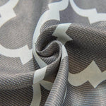 Texture de tissu gris avec motif géométrique blanc, idéal pour décoration intérieure ou confection de vêtements élégants. Design tendance et raffiné pour un style moderne et sophistiqué.
