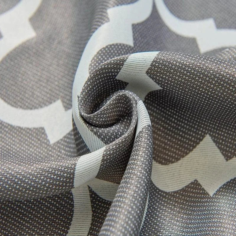 Texture de tissu gris avec motif géométrique blanc, idéal pour décoration intérieure ou confection de vêtements élégants. Design tendance et raffiné pour un style moderne et sophistiqué.
