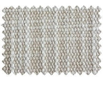 Échantillon de tissu beige avec motif texturé, idéal pour la décoration intérieure ou la confection de vêtements. Offrant un style élégant et polyvalent, parfait pour les projets de couture ou la personnalisation de votre espace.