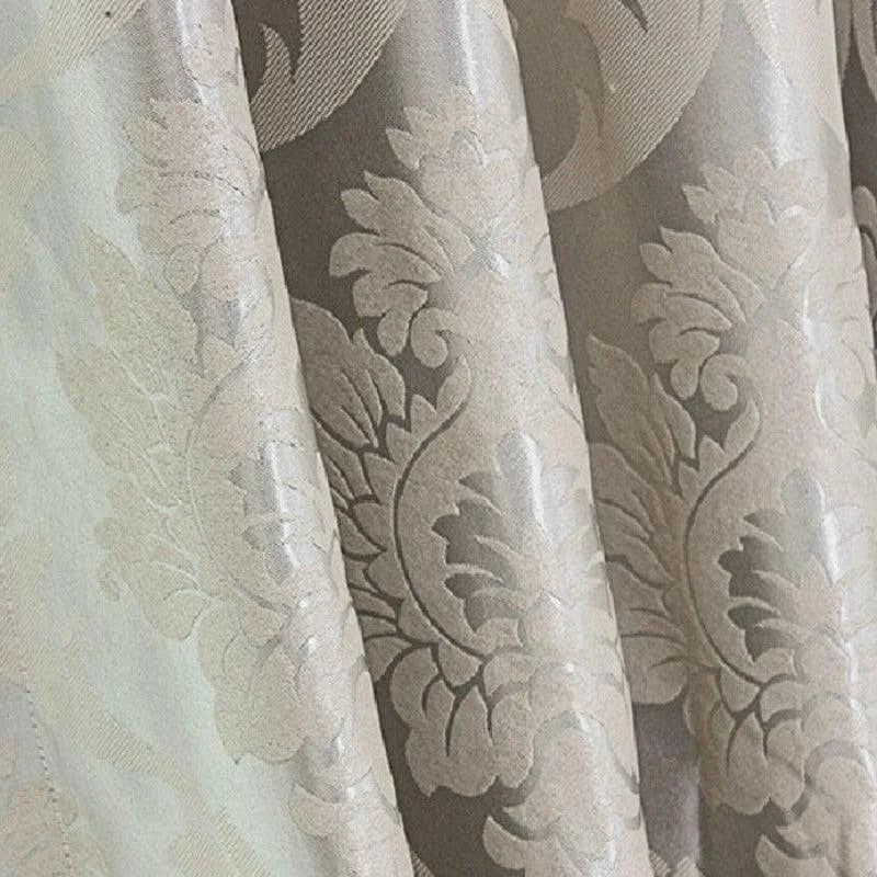 Rideau élégant à motif floral baroque gris beige, idéal pour apporter une touche chic à votre salon ou chambre. Design élégant et raffiné, parfait pour créer une ambiance chaleureuse et sophistiquée dans votre intérieur.
