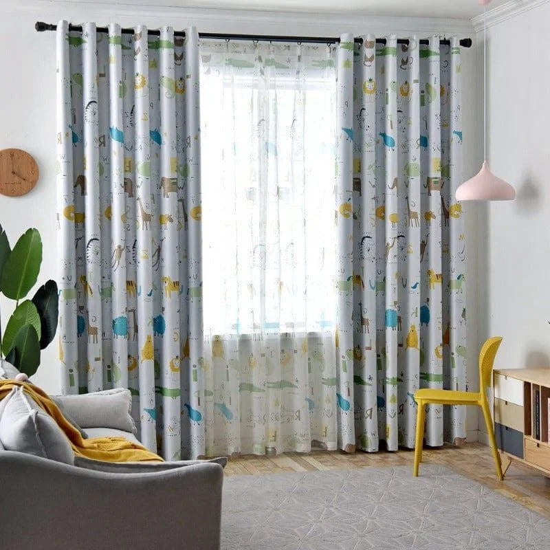 Rideaux imprimés d'animaux pour chambre d'enfant, offrant une ambiance ludique et colorée. Parfaits pour apporter une touche de fantaisie à la décoration intérieure, ces rideaux sont idéaux pour la chambre des petits. Ils transforment l'espace en un univers doux et accueillant, stimulant l'imagination et favorisant le jeu.