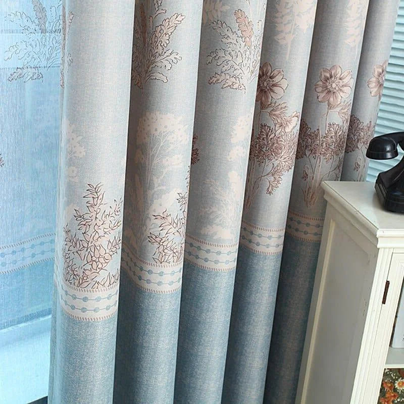 Rideaux élégants avec motifs floraux bleus et beige pour décoration intérieure raffinée. Idéal pour apporter une touche de charme et de sophistication à votre salon ou chambre à coucher. Accessoire parfait pour transformer l'ambiance de votre espace avec style.