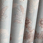 Rideaux élégants à motifs floraux beige et bleu, parfaits pour apporter une touche de nature et de sophistication à votre intérieur. Idéaux pour un salon ou une chambre, ces rideaux créent une atmosphère apaisante et chic grâce à leurs motifs délicats de fleurs et de feuillage.