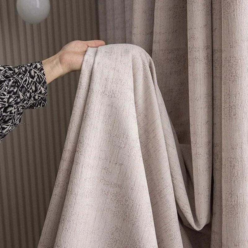 Rideau beige élégant, idéal pour une décoration intérieure moderne. Ajoute une ambiance chaleureuse et sophistiquée à votre salon ou chambre. Design texturé avec une touche contemporaine. Facile à intégrer dans divers styles de décoration. Accessoire déco essentiel pour filtrer la lumière et préserver votre intimité.