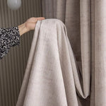 Rideau beige élégant, idéal pour une décoration intérieure moderne. Ajoute une ambiance chaleureuse et sophistiquée à votre salon ou chambre. Design texturé avec une touche contemporaine. Facile à intégrer dans divers styles de décoration. Accessoire déco essentiel pour filtrer la lumière et préserver votre intimité.