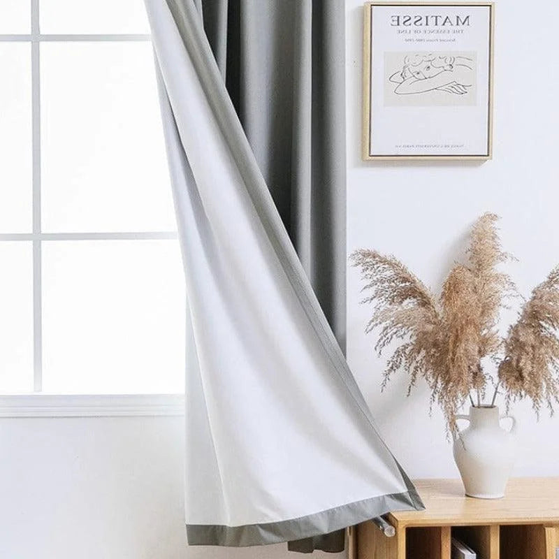 Rideau élégant blanc et gris, ajoutant une touche contemporaine à votre salon. Idéal pour une décoration intérieure moderne, ce rideau accentue la luminosité de la pièce tout en préservant l'intimité. Parfait pour embellir votre espace de vie, il s'harmonise avec divers styles de décoration.