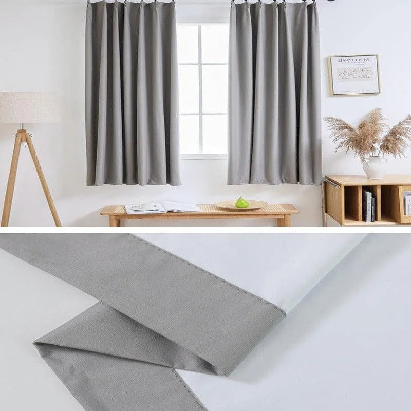 Rideaux opaques gris pour salon, offrant une ambiance moderne et élégante. Ils se distinguent par leur design simple et épuré, parfait pour réduire la lumière et apporter une touche de sophistication à votre décoration intérieure. Idéal pour les espaces de vie contemporains, ils complètent une décoration minimaliste.