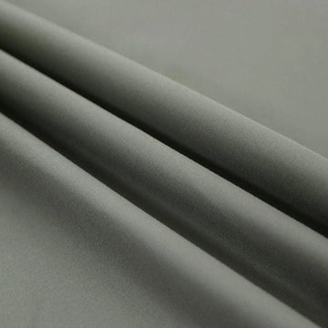 Image d'un tissu gris plié, idéal pour la confection de vêtements élégants et modernes. Ce textile est parfait pour créer des looks intemporels et s'adapter à diverses occasions. Son ton neutre facilement intégrable à toute garde-robe apportera une touche de sophistication discrète.