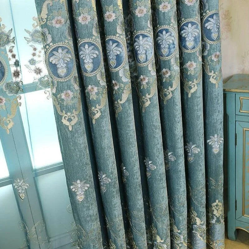 Rideaux élégants à motifs floraux sur fond bleu, parfaits pour ajouter une touche de sophistication à votre salon ou chambre. Ces rideaux apportent une ambiance raffinée et classique à votre intérieur, tout en filtrant la lumière pour créer une atmosphère chaleureuse. Idéals pour les amateurs de décoration chic et élégante.