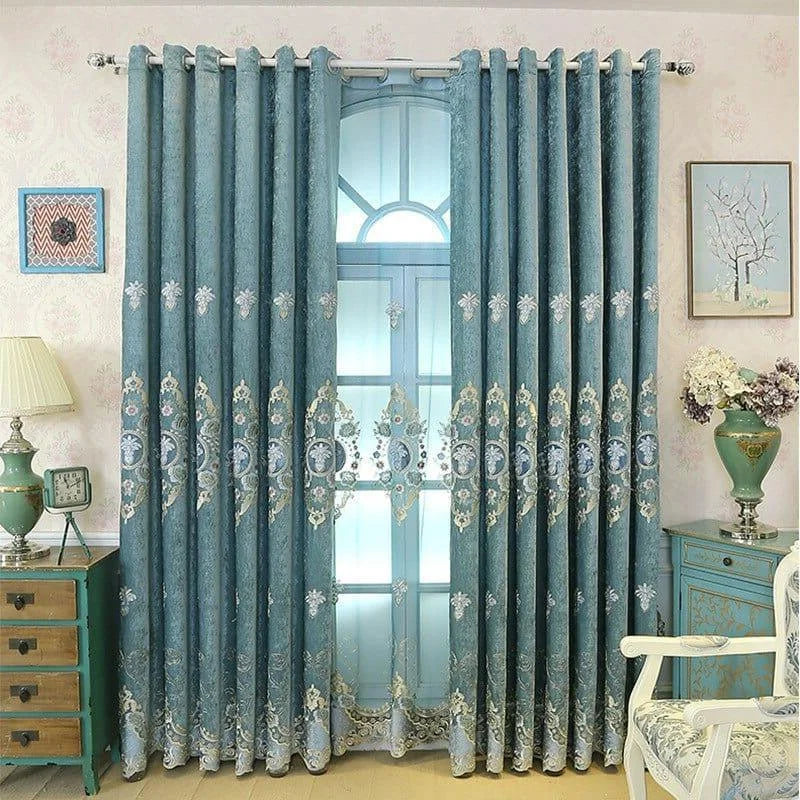 Rideaux élégants de couleur bleue avec motifs brodés, parfaits pour ajouter une touche chic à votre salon ou chambre. Offrent une ambiance raffinée et harmonieuse, idéales pour la décoration intérieure.
