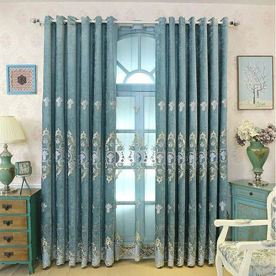Rideaux élégants de couleur bleue avec motifs brodés, parfaits pour ajouter une touche chic à votre salon ou chambre. Offrent une ambiance raffinée et harmonieuse, idéales pour la décoration intérieure.