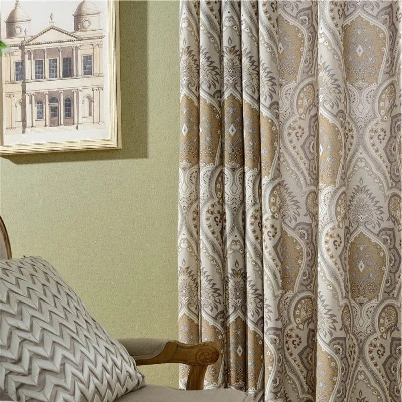 Rideaux élégants avec motif damassé, ajoutent une touche sophistiquée à votre intérieur. Conception détaillée pour un style classique et intemporel. Idéal pour le salon ou la chambre, ce décor mural rehausse instantanément l'ambiance de votre pièce.