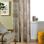 Rideau élégant avec motifs ornementaux dans un salon raffiné, mettant en valeur une décoration intérieure sophistiquée. Accents classiques avec une chaise confortable et un coussin à motifs. Un meuble blanc ajoute une touche moderne, tandis qu'un tabouret décoratif jaune apporte une note de couleur vibrante. Accessoires de décoration rétro, tels qu'une horloge et des livres, complètent l'ensemble.
