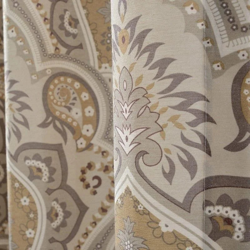 Rideaux élégants avec motif paisley, parfaits pour sublimer la décoration intérieure. Ces rideaux ornés de motifs floraux en teintes neutres ajoutent une touche sophistiquée et classique à votre salon ou chambre à coucher. Idéal pour créer une ambiance chaleureuse et accueillante.
