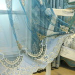 Rideau élégant bleu translucide avec motifs floraux dorés et argentés, idéal pour ajouter une touche de luxe à votre intérieur. Convient parfaitement pour une décoration de salon raffinée et lumineuse. Parfait pour créer une ambiance apaisante et chic.