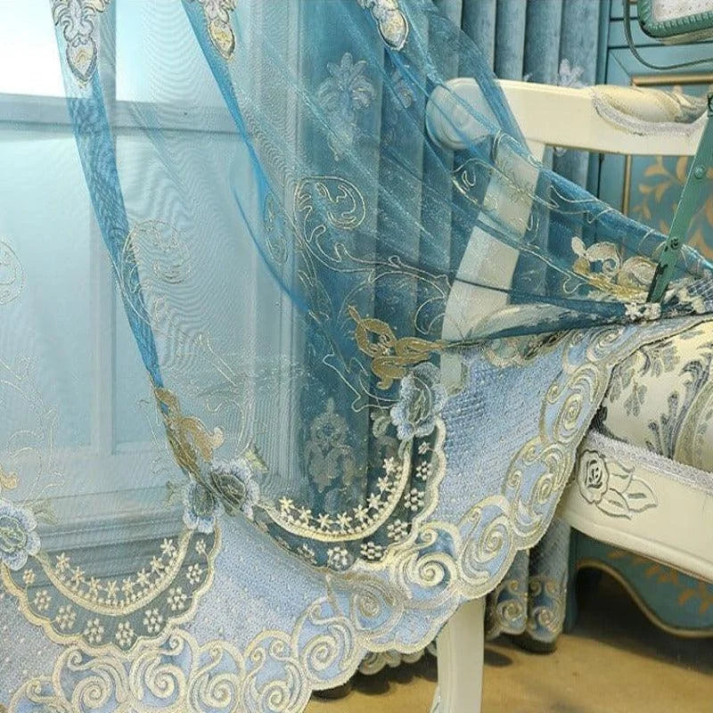 Rideau élégant bleu translucide avec motifs floraux dorés et argentés, idéal pour ajouter une touche de luxe à votre intérieur. Convient parfaitement pour une décoration de salon raffinée et lumineuse. Parfait pour créer une ambiance apaisante et chic.