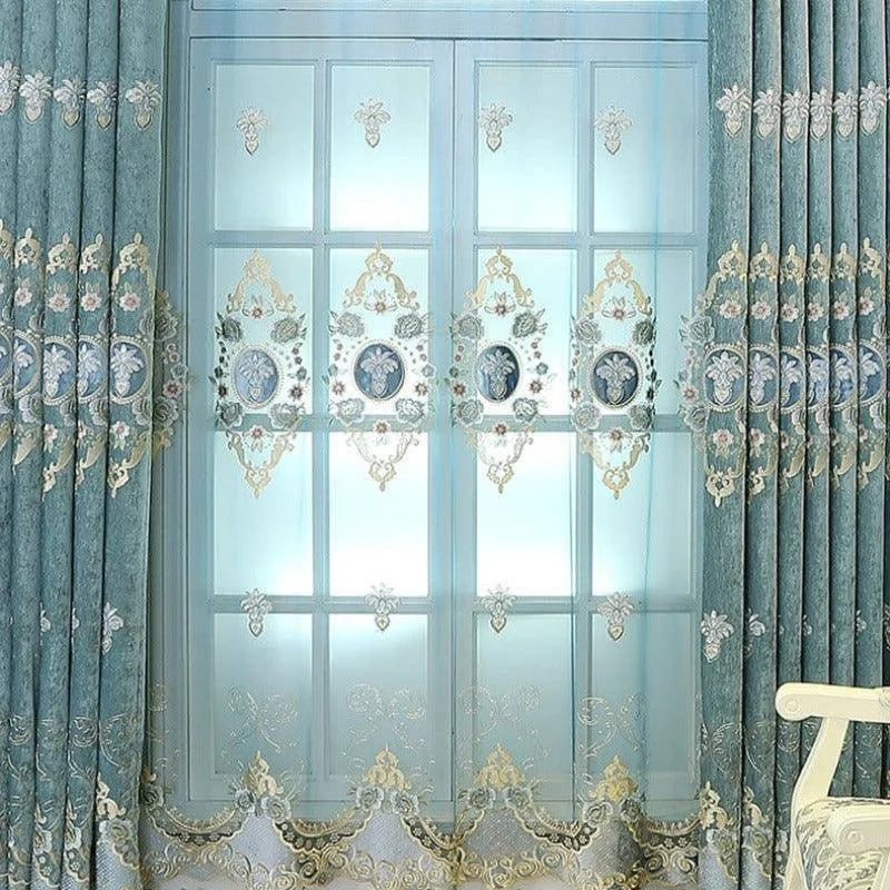 Rideaux élégants avec motifs floraux brodés, parfaits pour embellir et ajouter une touche luxueuse à votre salon. Disponibles dans des tons bleus apaisants, ces rideaux offrent une atmosphère raffinée tout en préservant l'intimité de votre intérieur. Idéaux pour un décor classique et sophistiqué.