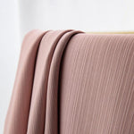 Drapé élégant dans une teinte rose douce, idéal pour une ambiance chaleureuse et moderne. Ce textile tendance convient parfaitement pour des rideaux ou des décorations intérieures, ajoutant une touche de sophistication subtile à votre espace de vie.