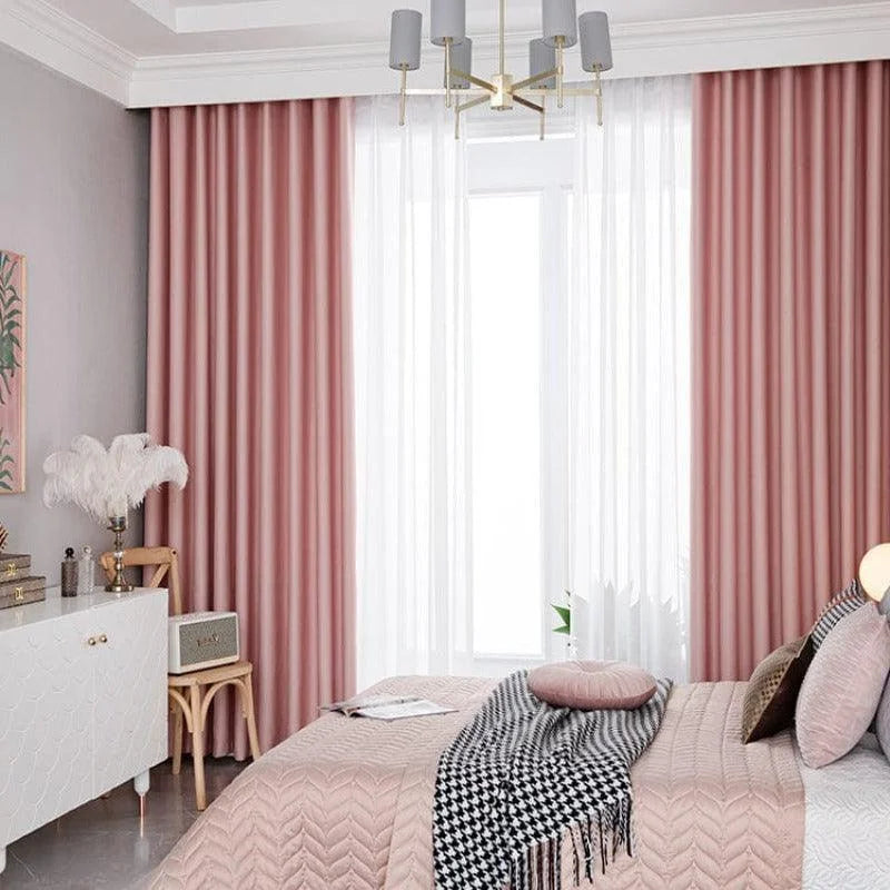 Chambre élégante avec rideaux rose pastel, ameublement chic et ambiance douce. Idéal pour créer un intérieur moderne et chaleureux. Luxueuse suspension lumineuse et couvre-lit assorti pour une décoration harmonieuse.