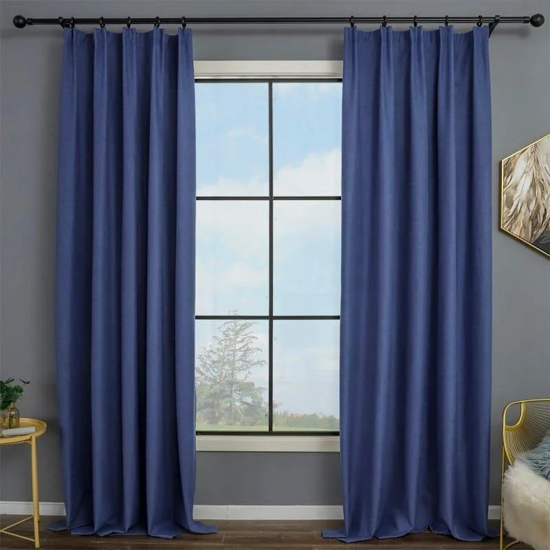 Paire de rideaux bleus élégants embellissant un salon moderne. Ces rideaux opaques assurent une ambiance cosy et chaleureuse, tout en ajoutant une touche de couleur vive à la pièce. Idéals pour une déco harmonieuse et esthétique, ils s'adaptent parfaitement à n'importe quelle fenêtre de la maison.