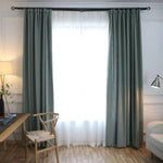 Rideaux élégants de couleur douce pour salon moderne, ajoutant une touche de sophistication à la décoration intérieure, éclairant la pièce avec style. Solutions idéales pour l'habillage de fenêtre, ces rideaux contribuent à créer une ambiance chaleureuse et accueillante dans votre maison.