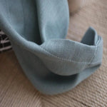 Serviette de table élégante grise, parfaite pour la décoration de votre salle à manger. Complétez votre table avec ce linge de maison raffiné pour des repas en toute élégance. Accessoire idéal pour les occasions spéciales ou un usage quotidien.