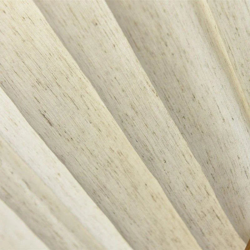 Tissu beige plissé pour décoration intérieure, parfait pour rideaux ou voilages élégants, apportant une touche chaleureuse et naturelle à tout espace de vie. Options idéales pour embellir salons et chambres.