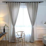 Rideaux élégants pour salon moderne, coloris neutre, offrant une ambiance lumineuse et chaleureuse. Accessoire de décoration intérieure idéal pour filtrer la lumière naturelle tout en préservant l'intimité. S'intègre parfaitement avec des meubles en bois clair pour un style scandinave sophistiqué.