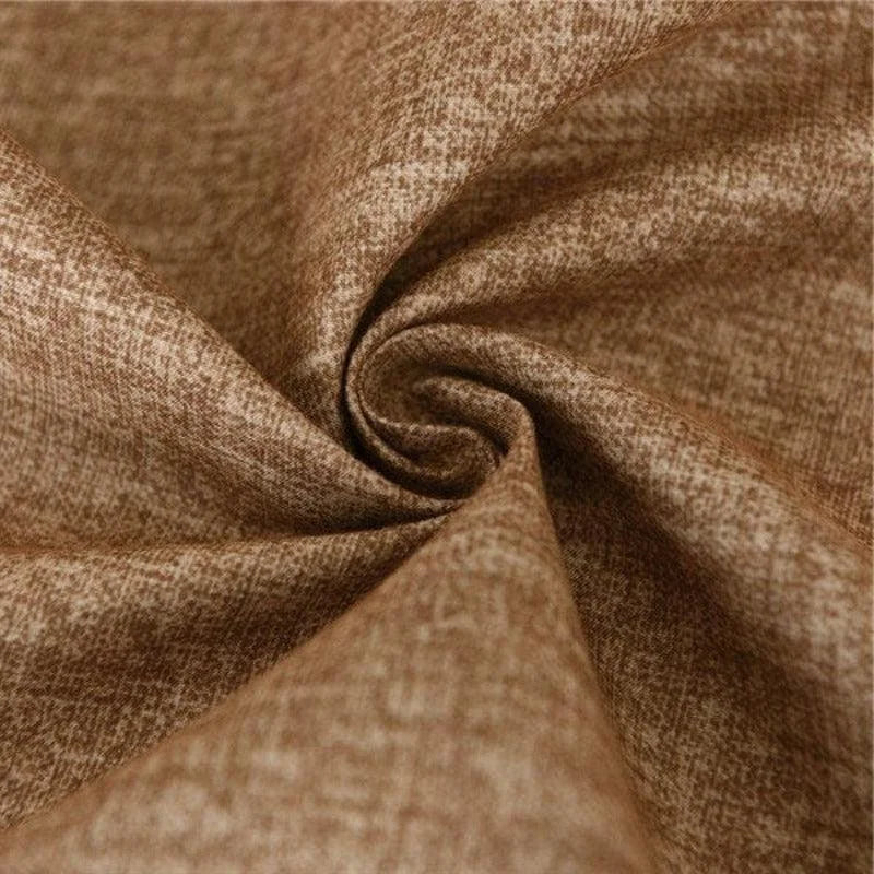 Texture de tissu marron avec motif délicat, idéale pour la décoration intérieure et les projets de couture. Offrant une esthétique chaleureuse, ce tissu confère une ambiance élégante et sophistiquée. Parfait pour créer des rideaux, des housses de coussin ou du linge de maison avec une touche de charme.