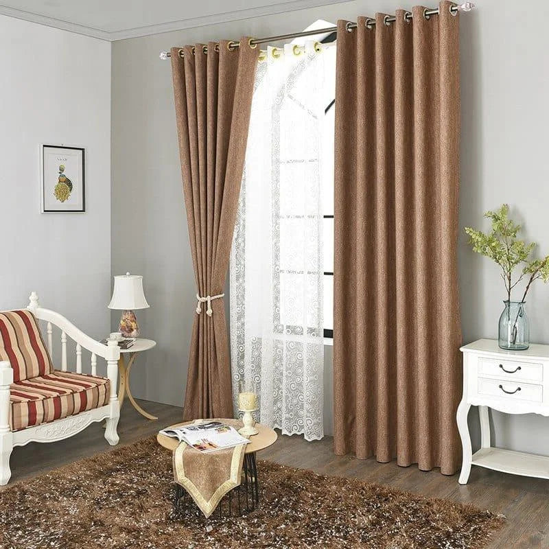 Rideaux élégants marron dans un salon moderne, offrant une ambiance chaleureuse et sophistiquée. Parfait pour ajouter une touche de style contemporain à votre intérieur, ces rideaux s'intègrent harmonieusement avec des meubles clairs et un tapis moelleux. Idéal pour tamiser la lumière tout en préservant l'intimité de la pièce.