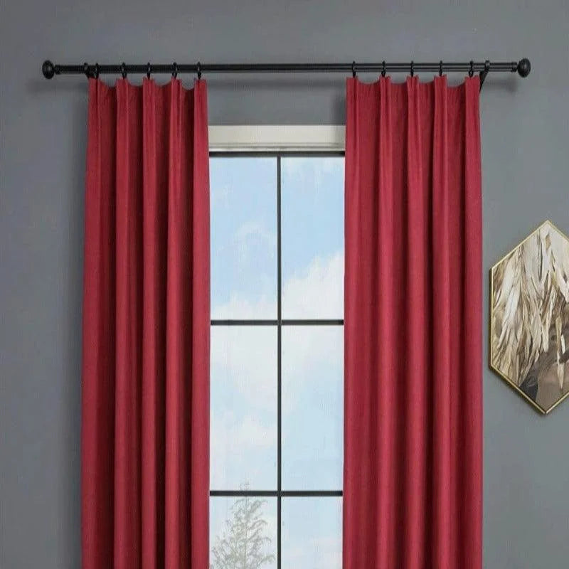 Rideaux rouges élégants suspendus devant une fenêtre avec vue dégagée sur le ciel, décoration murale en arrière-plan. Design moderne et chic pour un intérieur raffiné. Accessoire de maison apportant couleur et style à votre salon ou chambre à coucher.