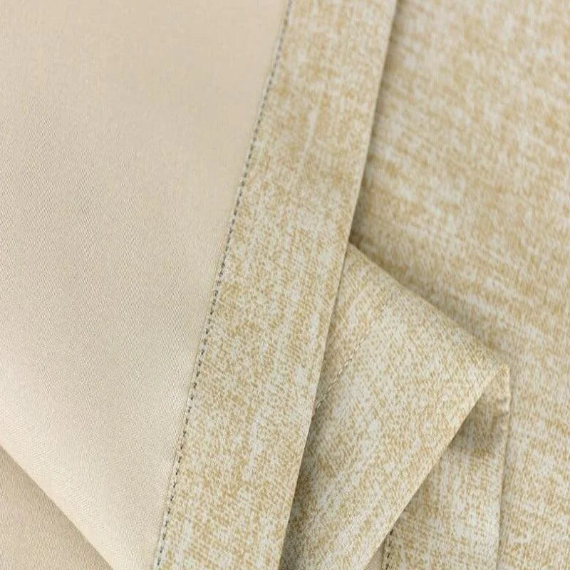 Image d'un tissu beige avec un motif subtil, idéal pour la décoration intérieure. Ce textile ajoute une touche élégante et raffinée à tout espace de vie, parfait pour des rideaux ou des housses de coussins. Son design intemporel et sa couleur neutre s'harmonisent facilement avec divers styles de décoration. Transformez votre intérieur avec ce tissu polyvalent qui offre à la fois style et fonctionnalité.
