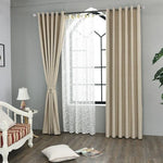 Rideaux élégants de couleur beige pour décoration intérieure, parfaits pour salon ou chambre à coucher, offrant une ambiance cosy et chic. Accompagnés d'un voilage blanc délicatement brodé, ils apportent luminosité et style à votre espace de vie. Ajoutez une touche d'élégance à votre maison avec ces rideaux contemporains.