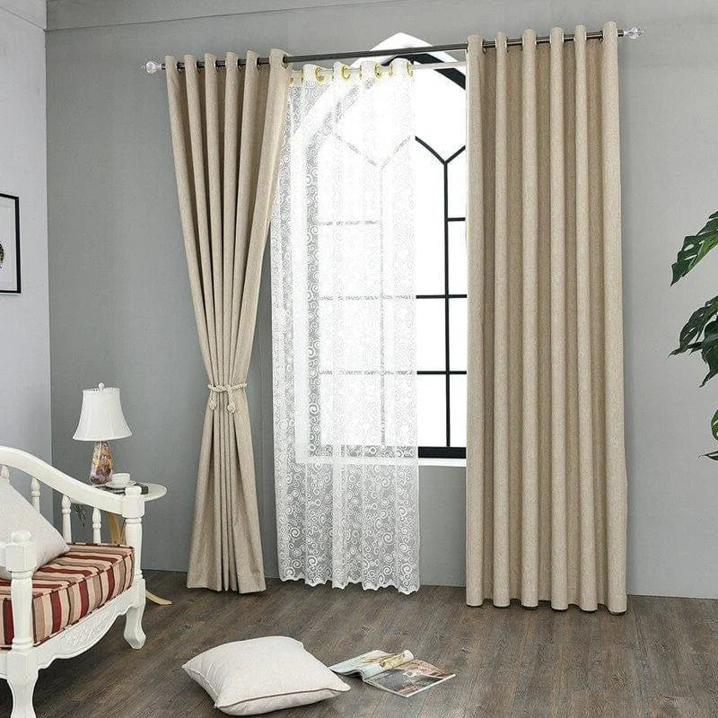 Rideaux élégants de couleur beige pour décoration intérieure, parfaits pour salon ou chambre à coucher, offrant une ambiance cosy et chic. Accompagnés d'un voilage blanc délicatement brodé, ils apportent luminosité et style à votre espace de vie. Ajoutez une touche d'élégance à votre maison avec ces rideaux contemporains.
