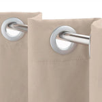 Rideau beige à œillets métalliques, idéal pour une décoration intérieure moderne et élégante. Facile à installer sur une tringle, ce modèle offre une solution pratique pour habiller vos fenêtres tout en ajoutant une touche de sophistication à votre espace de vie.