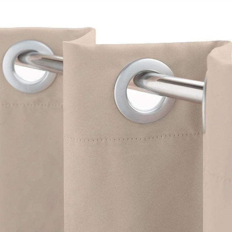 Rideau beige à œillets métalliques, idéal pour une décoration intérieure moderne et élégante. Facile à installer sur une tringle, ce modèle offre une solution pratique pour habiller vos fenêtres tout en ajoutant une touche de sophistication à votre espace de vie.