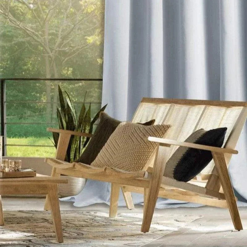 Canapé deux places au design moderne, idéal pour un salon élégant et confortable. Ce meuble se distingue par son esthétique épurée et ses coussins décoratifs qui apportent une touche chaleureuse. Le cadre robuste assure stabilité et durabilité, tandis que son style s'intègre parfaitement dans différents environnements de vie. Parfait pour aménager un espace de détente accueillant.