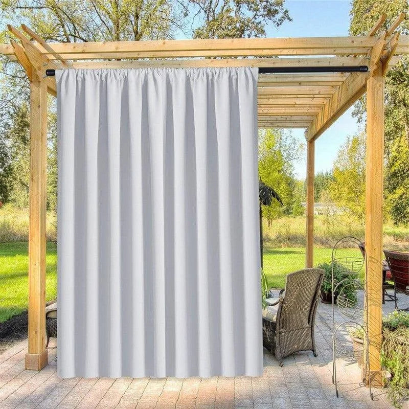 Rideau d'extérieur blanc suspendu à une pergola moderne, offrant intimité et élégance à un espace de jardin. Ce rideau contemporain s'intègre parfaitement dans un décor extérieur, créant un espace confortable pour se détendre à l'ombre. Idéal pour les terrasses et patios, il ajoute une touche stylée à votre aménagement paysager.