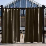 Rideaux extérieurs élégants de couleur sombre suspendus sur une terrasse moderne, offrant une solution d’intimité et de protection solaire pour les espaces extérieurs. Idéal pour créer une ambiance chaleureuse et contemporaine dans votre jardin ou patio. Profitez de moments de détente à l’abri du soleil direct tout en ajoutant une touche d’élégance à votre espace extérieur.